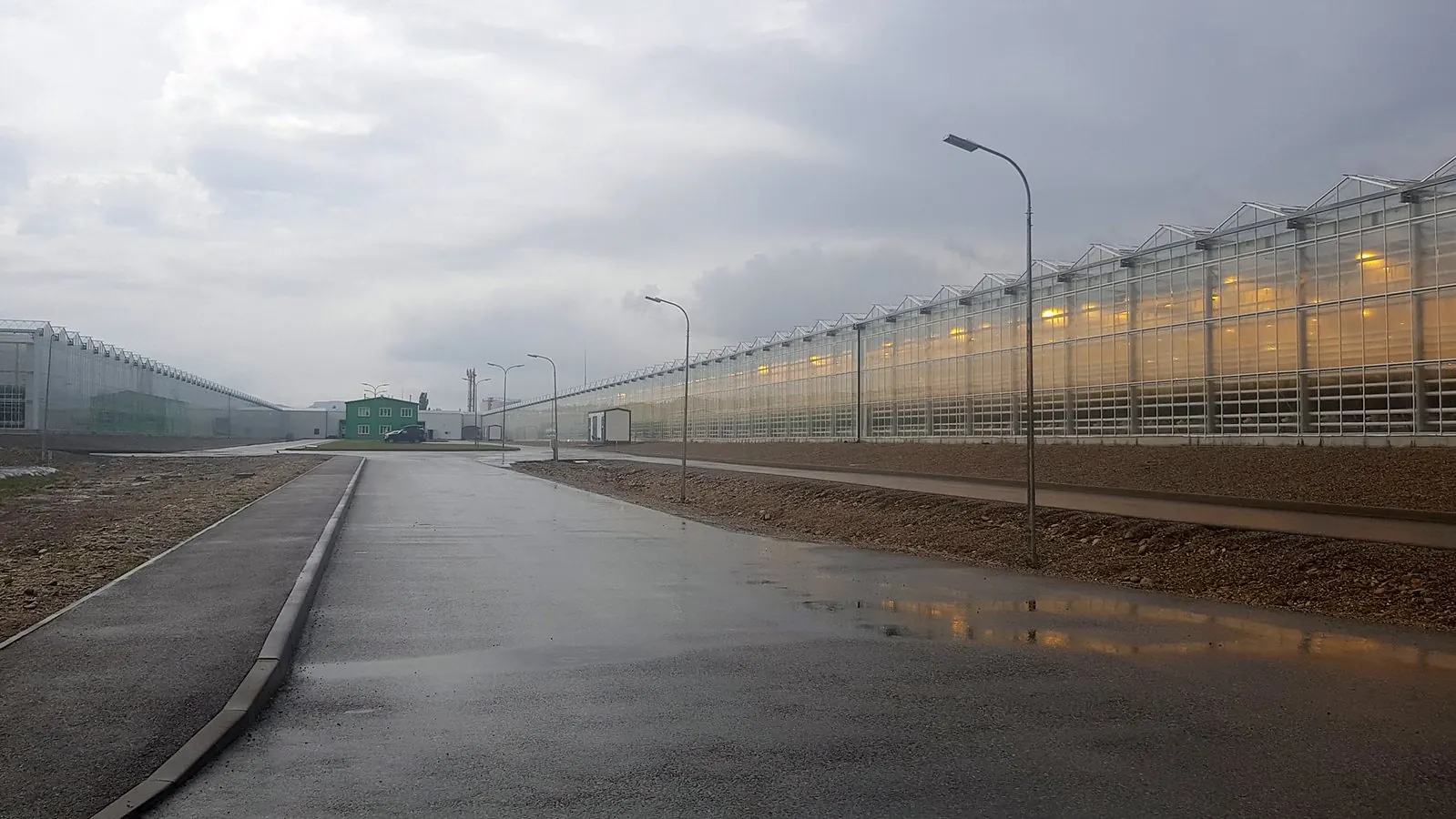 Территория тепличного комбината, дорога вдоль теплиц